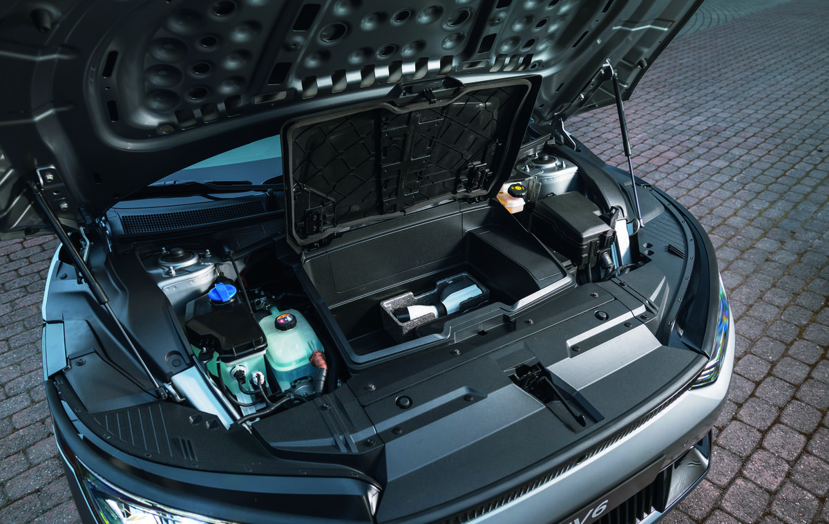Kia EV6 | Sprednji prtljažnik ima v primeru dvokolesnega pogona prostornino 52, pri štirikolesnem pogonu pa 20 litrov.  | Foto Kia