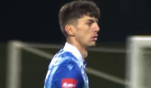 Mladi Slovenec dosegel avtogol s sredine igrišča #video