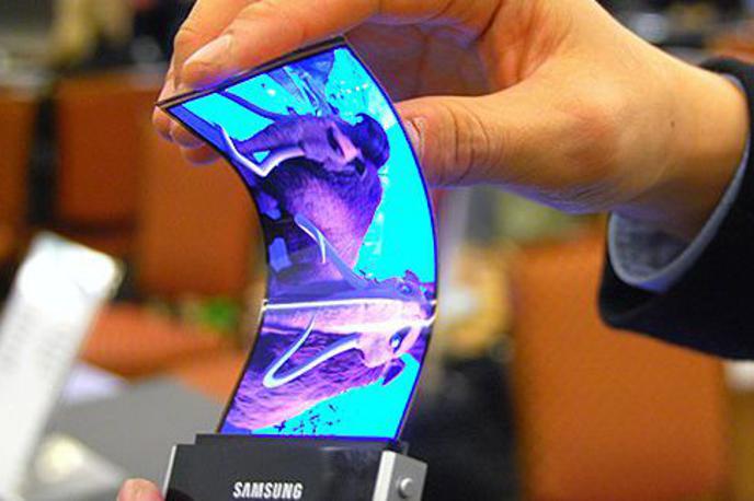 Samsung, pametni telefon, zaslon | Zasloni, ki jih je mogoče upogniti in zložiti, lahko po izpopolnitvi tehnologije, začetku masovne proizvodnje in predvsem po pocenitvi na področju mobilne telefonije povzročijo pravo revolucijo. | Foto YouTube
