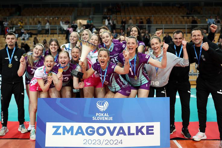 Takole so se lani pokalne lovorike veselile Mariborčanke. | Foto: www.alesfevzer.com