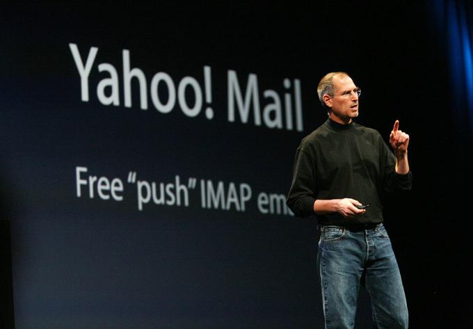 Steve Jobs med predstavljanjem funkcij novega iPhona. Ena od njih je bila tudi integracija spletne pošte Yahoo!.  | Foto: AP / Guliverimage