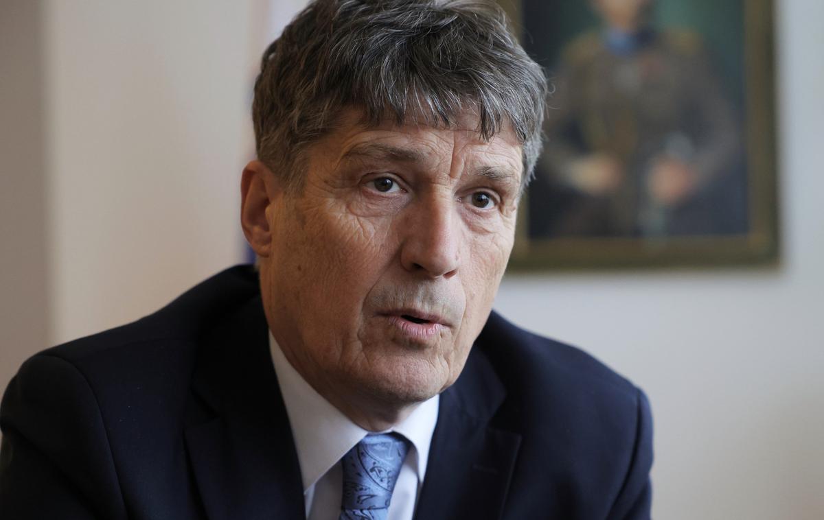 Borut Sajovic | S tem, ko sredstva zadržimo doma, bo imela Slovenija možnost hitrih nabav in hitrega servisiranja, proizvodnjo, ki bo prinesla delovna mesta, krepil pa se bo tudi bruto družbeni proizvod, je izpostavil minister za obrambo Borut Sajovic.  | Foto STA