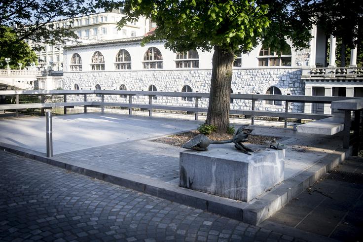 V prostoru je treba ujeti pravo razmerje med bolj ali manj začrtanimi programi ter razumevanjem, da so klopi ob vodi in metri nabrežja, kjer ni gostinske ponudbe, enakovredno pomembni kot lokali, poudarja krajinska arhitekta in urbanistka. | Foto: 