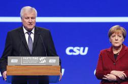 Bo Bavarec Seehofer poskušal spodnesti Angelo Merkel?