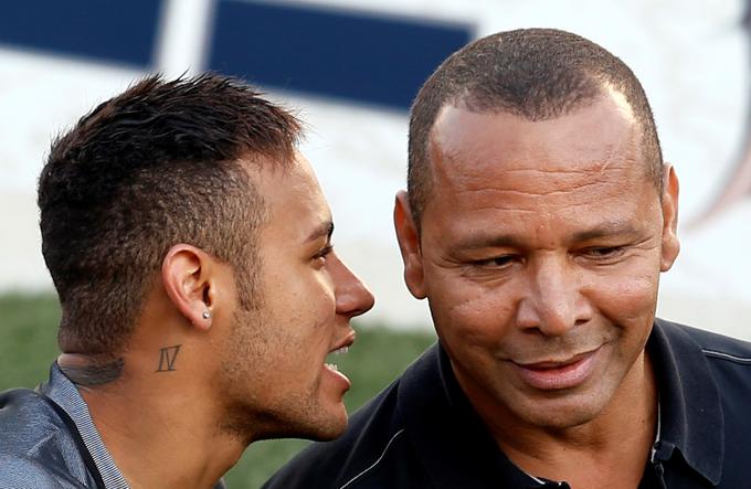 Začelo se je z nedolžnimi govoricami o Neymarjevem odhodu iz Katalonije, na koncu pa sta z njegovim očetom Neymarjem starejšim res izpeljala rekordni prestop. Našla sta kupca, ki je bil pripravljen odšteti neverjetnih 222 milijonov evrov, in ob tem tudi mastno zaslužila. | Foto: Reuters