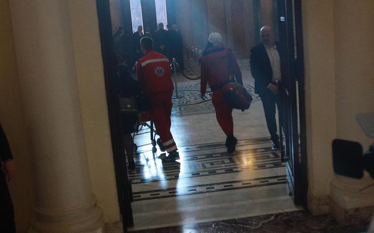 Eno od poslank so morali odpeljati z reševalnim vozilom.  | Foto: Grgo Jelavic/Pixsell