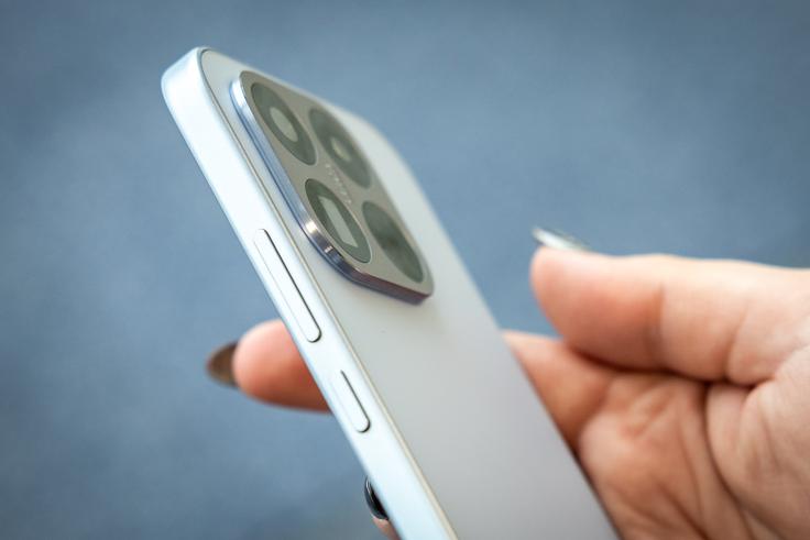 Pametni telefon Xiaomi 17T (na fotografiji) je osnovni model istoimenske serije, v kateri je še zmogljivejši in zato tudi dražji model Xiaomi 17T Pro. | Foto: Bojan Puhek