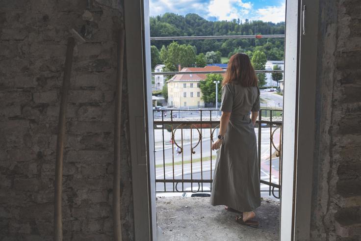 Pogled z balkona v prvem nadstropju, ki ga morata zaradi kulturne dediščine ohraniti. | Foto: Ana Kovač