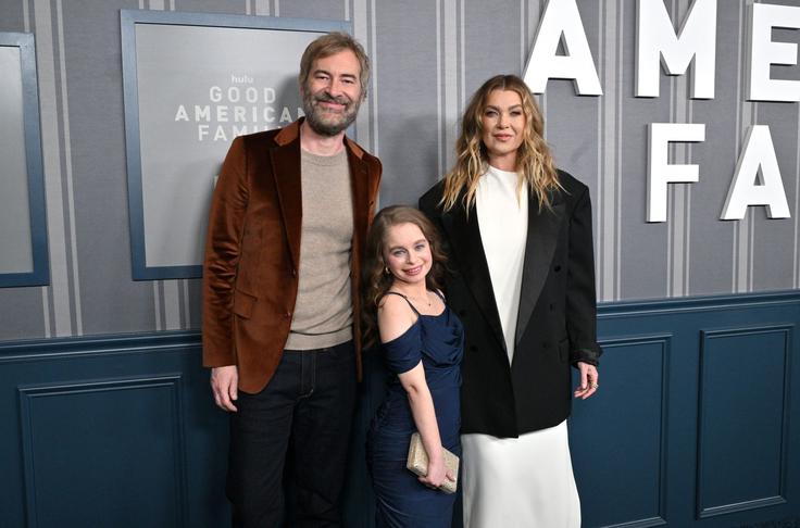 Imogen Reid (v sredini) z Markom Duplassom in Ellen Pompeo, soigralcema v seriji Dobra ameriška družina | Foto: Profimedia