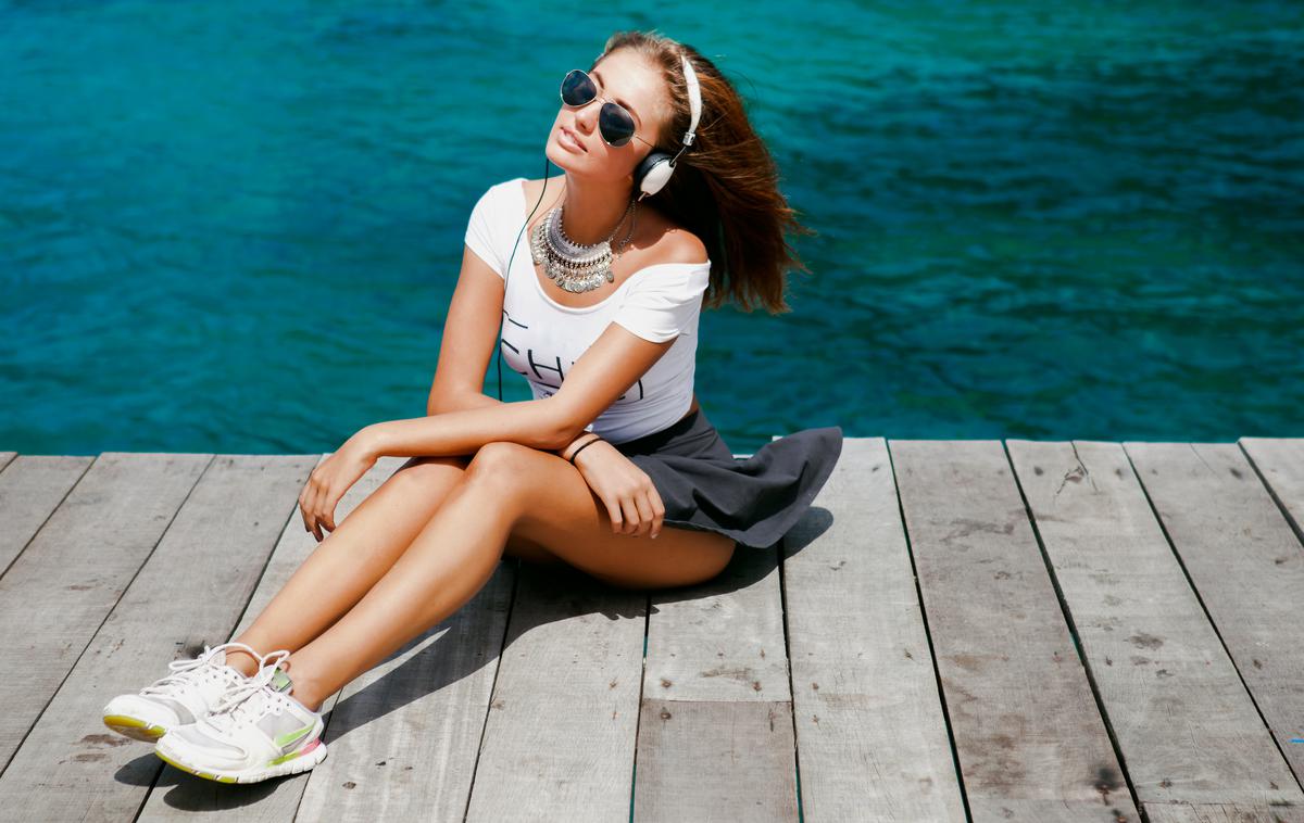 poletje, dekle, ženska, glasba | Foto Shutterstock