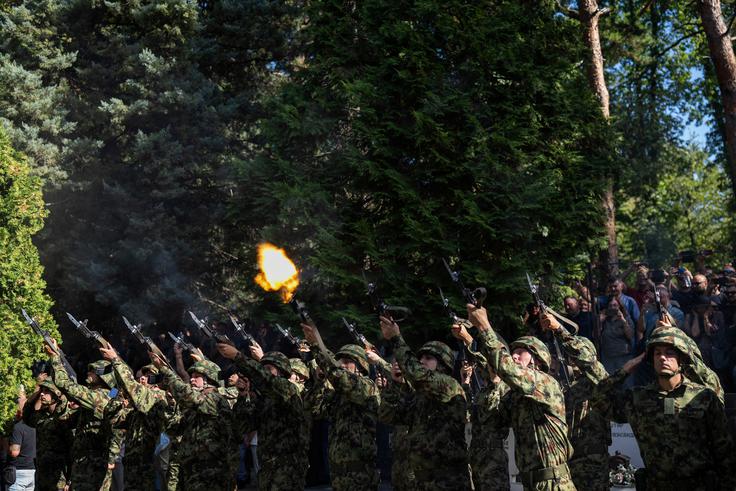 Preden so ga pokopali, je častna straža izstrelila tri salve. | Foto: Reuters