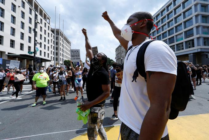 Proteste proti rasizmu v ZDA je sprožila smrt 46-letnega temnopoltega Američana Georgea Floyda, ki je umrl po tem, ko mu je policist Derek Chauvin skoraj devet minut klečal na vratu. | Foto: Reuters