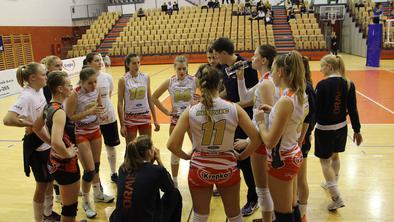 Kamničanke ostajajo na vrhu, Mariborčanke točko za njimi