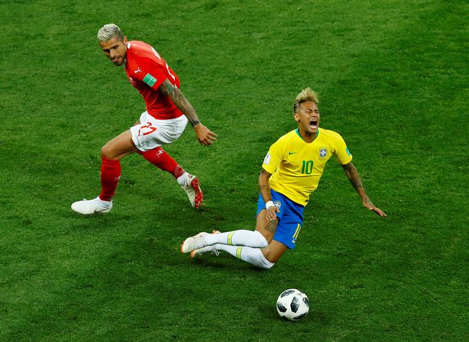 Največ prekrškov je bilo storjenih nad Neymarjem (17), ki se je tako najbolj pogosto znašel na tleh. Sledita mu aktualni najboljši nogometaš na svetu Cristiano Ronaldo (13) in Španec Sergio Busquets (11). Blizu je tudi Messi (10) … | Foto: Reuters