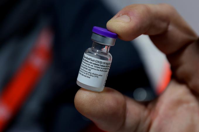 Vsak teden bo v Slovenijo prispelo 16.575 doz cepiva. | Foto: Reuters