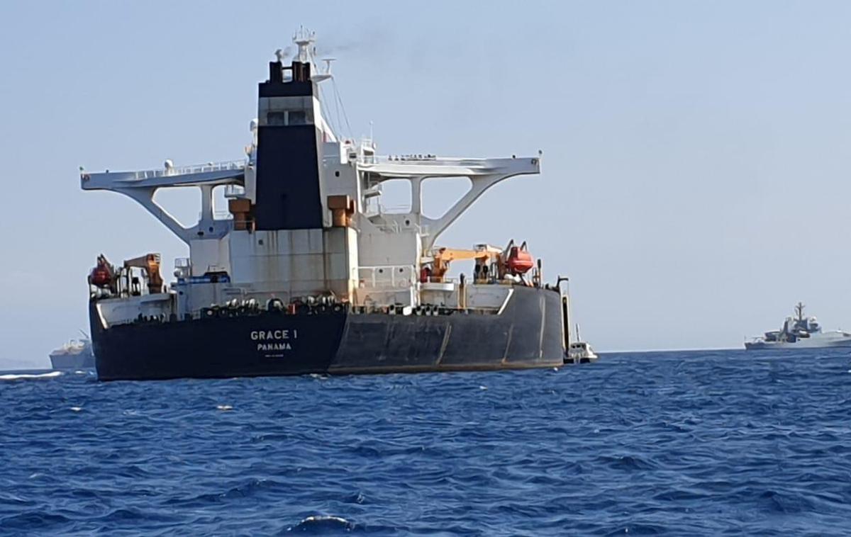 Iranski tanker Grace 1 Gibraltar | Po navedbah britanskega zunanjega ministra Jeremyja Hunta so tanker obkrožili štiri plovila in helikopter, ki so jo pospremili v iranske vode. Poročil o morebitnih ranjenih med 23 člani posadke, ki imajo indijsko, rusko, latvijsko in filipinsko državljanstvo, ni. | Foto Reuters