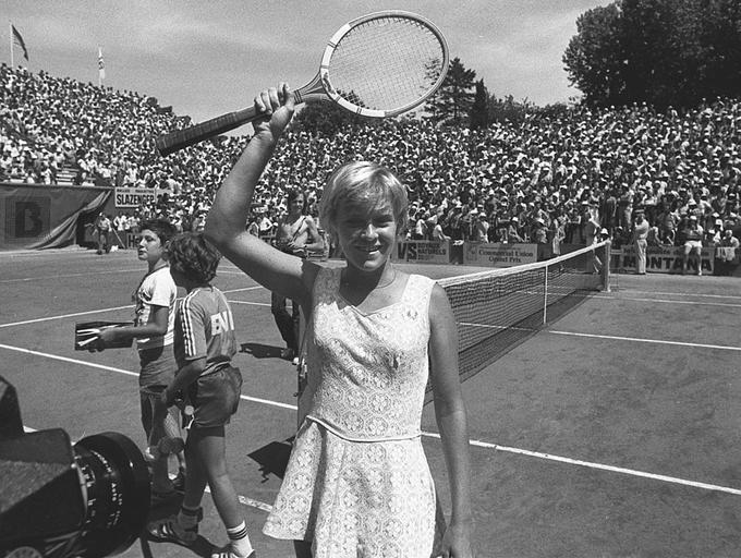 Britanka Sue Barker, zmagovalka Pariza iz leta 1976, je na pokalu navedena kot Avstralka. | Foto: Gulliver/Getty Images