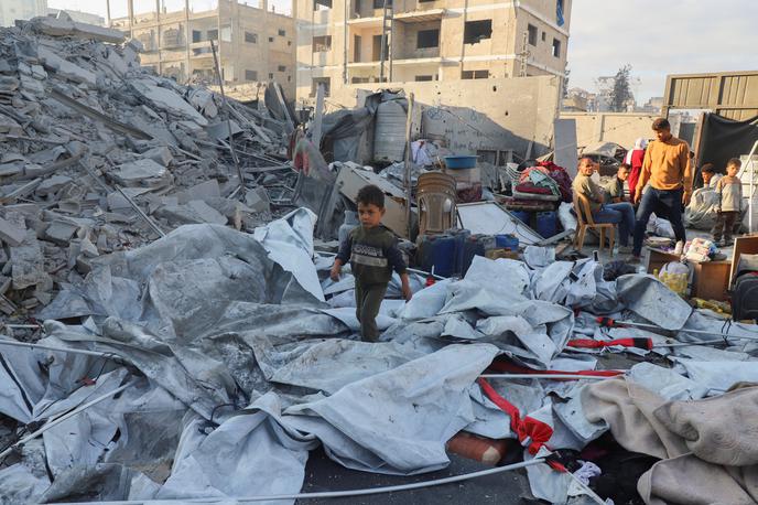 Gaza | V izraelskih zračnih napadih je bilo od torka zvečer po navedbah palestinske civilne zaščite v enklavi ubitih najmanj sto ljudi, od tega več kot 30 otrok, navaja francoska tiskovna agencija AFP. | Foto Reuters