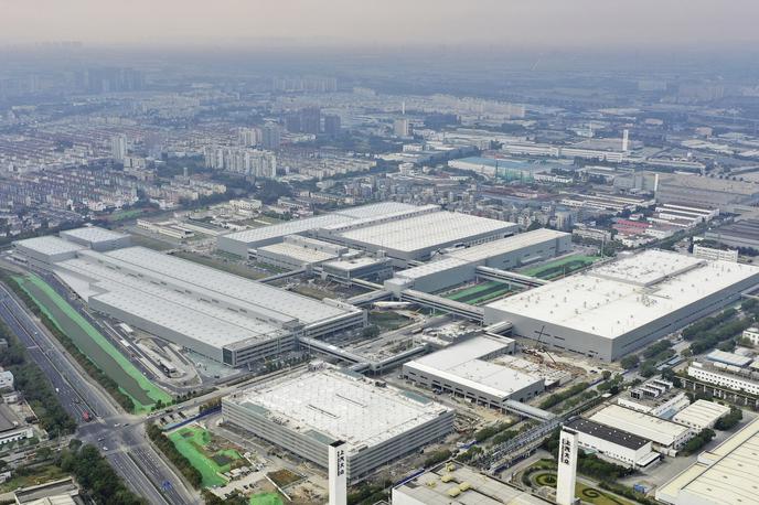 Volkswagen tovarna Kitajska | Slovensko gospodarstvo je zelo izvozno naravnano, naš največji izvozni trg pa je po podatkih statističnega urada ravno Nemčija. Ko je ta država v gospodarskem krču, se to zato pozna tudi na slovenski gospodarski rasti. | Foto Volkswagen