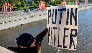 Incident v Moskvi: Razglasil "Putin je Hitler" in skočil v globino #video