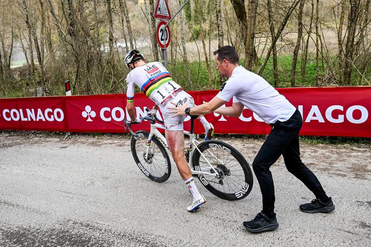 Mehanik Boštjan Kavčnik pomaga Pogačarju, da se po padcu in menjavi kolesa čimprej vrne na kolo. | Foto: Profimedia