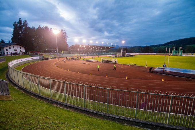 Standardni atletski štadion ima običajno osem stez, ki so široke 1,22 metra. Bele linije med stezami so debele pet centimetrov.  | Foto: Peter Kastelic