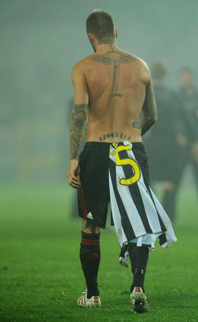 David Beckham se je uštel pri izbiri tatovatorja. Namesto Victoria v staroindijskem jeziku sanskrt ima zdaj na hrbtu napis Vihctoria.  | Foto: Getty Images