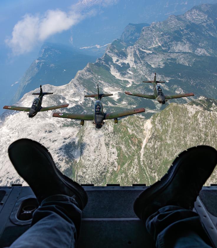"Moje noge in pod njimi v zraku slovenski pilatusi na misiji za slovensko vojsko, kjer smo iz Spartana fotografirali nad Alpami. Pri odprti rampi. Noro!" | Foto: Osebni arhiv