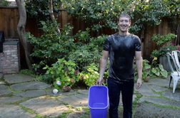 Zakaj si ustanovitelj Facebooka na glavo zlije vedro ledene vode (video)