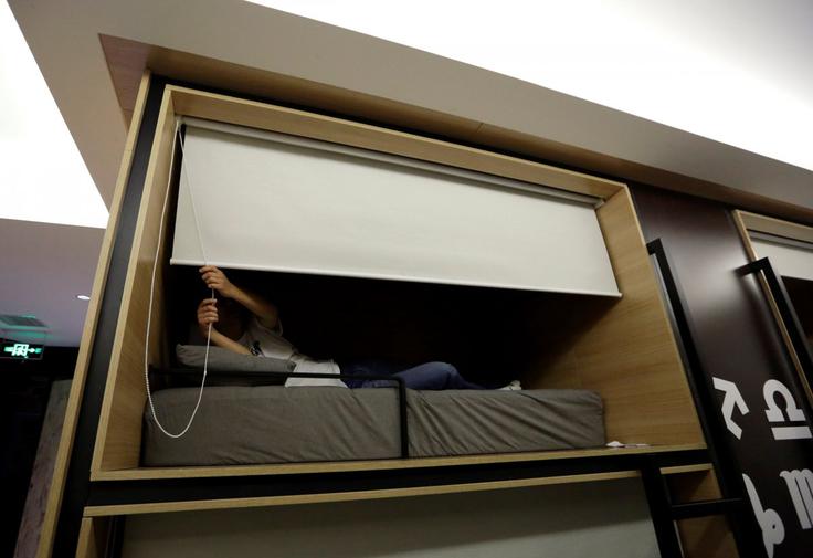 Takole je v podjetju BaishanCloud, ki se ukvarja z računalništvom v oblaku. Vsak zaposleni dobi svojo posteljo z zastorom, ki zagotavlja zasebnost. | Foto: Reuters