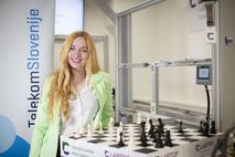 Laura Unuk - Šah-mat 4.0