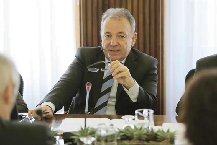 Zaradi sumov prikritih dogovorov Andreja Širclja z nekdanjim prvim možem DUTB so kriminalisti konec leta 2015 obiskali sedež stranke SDS in državni zbor. | Foto: STA ,