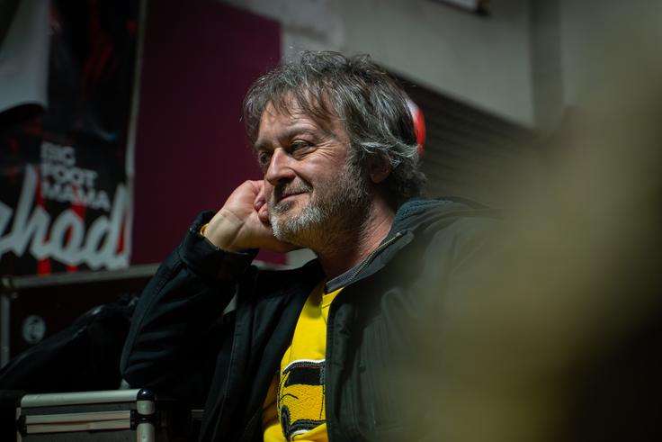 Kitarist Zoran Čalić: "Spomnim se konec devetdesetih let preteklega stoletja, ko se je na MTV pojavil format unplugged in sploh še nisem bil član zasedbe Big Foot Mama. Spomnim se tega obdobja, ko smo vsi to spremljali in tam sem zasledil te akustične izvedbe, ki so tako dobro zvenele, poleg tega pa so se zgodili tudi nepričakovani obrati in aranžmaji. Lahko bi našteval vse bande in izvajalce, ki so se tam zvrstili: od Rolling Stonesov do Erica Claptona idr." | Foto: Liam Toni Šironjič