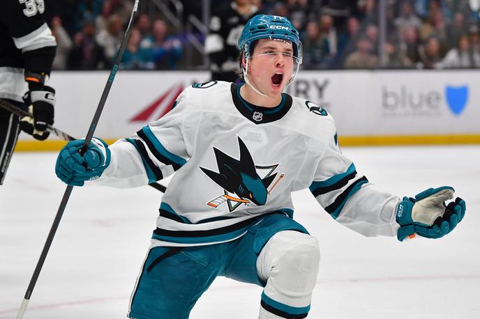 Macklin Celebrini | Kralji so na domačem ledu po podaljšku izgubili proti San Jose Sharks, kjer je blestel 19-letni Macklin Celebrini (gol in dve asistenci). Anže Kopitar zaradi poškodbe ni igral.  | Foto Reuters