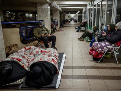 Rusija je napadla Kijev. Deli mesta so v ledeni noči ostali brez ogrevanja.