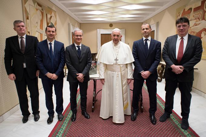 Papež je sprejel delegacijo Uefe, ki so jo sestavljali najvišji funkcionarji s Slovencem na čelu. | Foto: Reuters