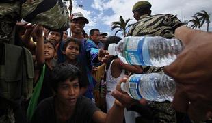 Številni Filipinci zapuščajo v tajfunu prizadeta območja