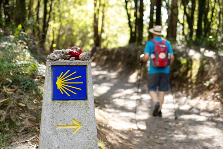 Jakobova pot je označena z rumenimi puščicami in školjkami pokrovačami (te so simbol sv. Jakoba) na modri podlagi, ki so nameščene na tablah, zidovih, tleh ali drevesih. | Foto: Shutterstock