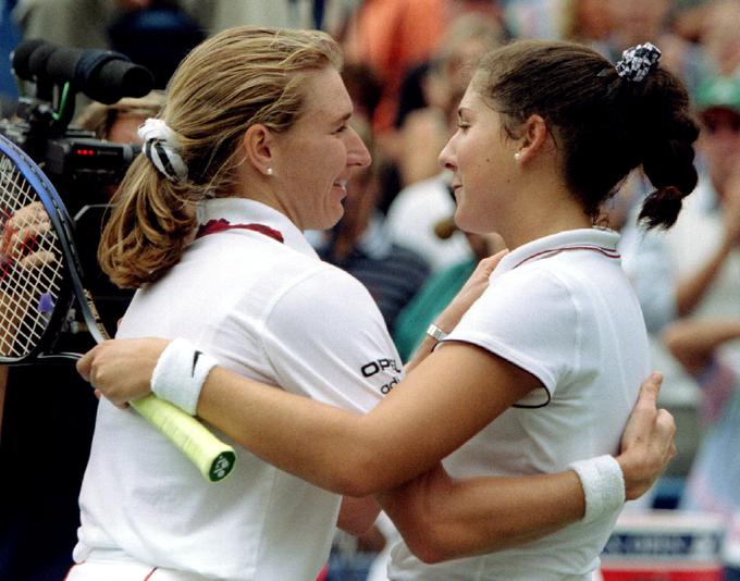 Steffi Graf in Monika Seleš sta si po finalu padli v objem. | Foto: Reuters