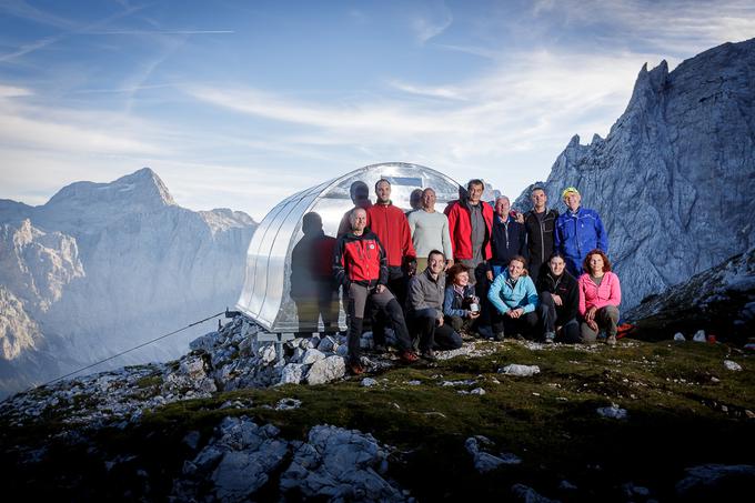 Za rekonstrukcijo bivaka na 2118 metrih nadmorske višine v Julijskih Alpah so zaslužni prostovoljci in člani Alpinističnega odseka Jesenice in donatorji, ki so poskrbeli za material. | Foto: Anže Čokl