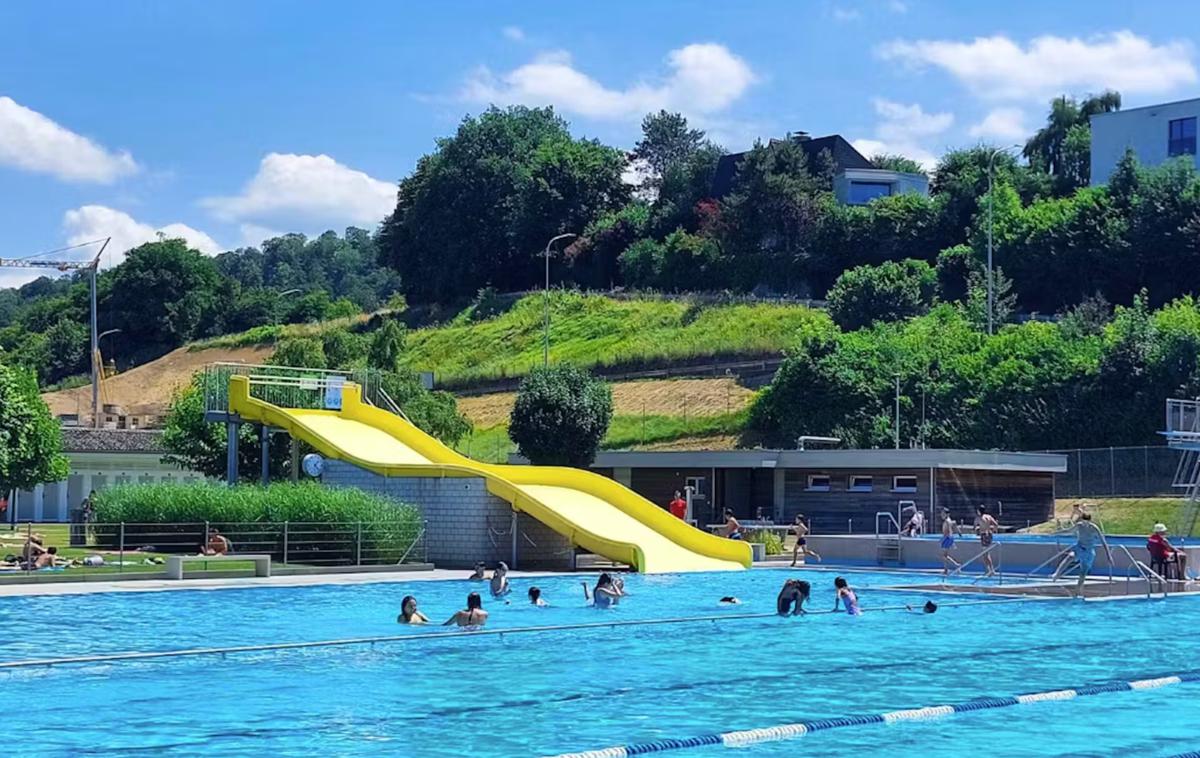 bazen v Švici | Že pred prepovedjo je bilo 20 ljudi izključenih iz bazena in so jim zavrnili vstop, so sporočile oblasti. | Foto posnetek zaslona/20 Minuten
