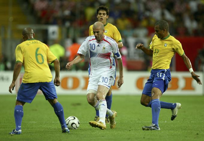 Brazilci so obkrožali Zinedina Zidana, a ga nikakor niso mogli ustaviti. | Foto: Getty Images