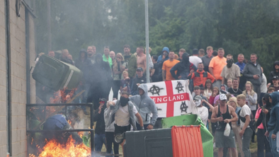 Napetost v Angliji narašča: protestniki prihajajo na trg. Zaskrbljen tudi kralj Charles.