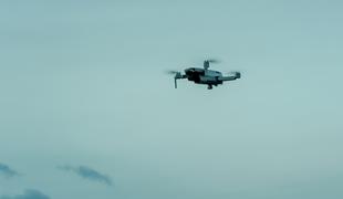 Nov incident na Poljskem: nad vladno stavbo v Varšavi sestreljen dron
