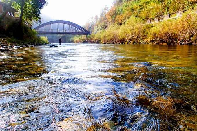 Slovenske reke so med tujimi ribiči zelo znane. Če kdo med njimi še ni slišal za reke, kot so Soča, Idrijca ali Unica, je v muharjenju prav gotovo šele začetnik. (foto: Urban Šlabnik) | Foto: 