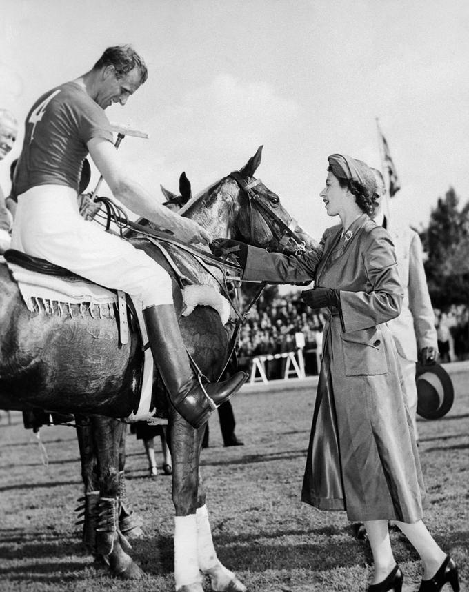 Rim leta 1951. Kraljica Elizabeta princu Filipu predaja medaljo za poraz njegove ekipe The Optimist. Zmagovalci so prejeli pokale, poraženci pa so se morali zadovoljiti z medaljo.  | Foto: Guliverimage/Vladimir Fedorenko