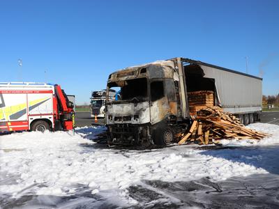 Na avtocestnem postajališču zagorel ukrajinski tovornjak #foto