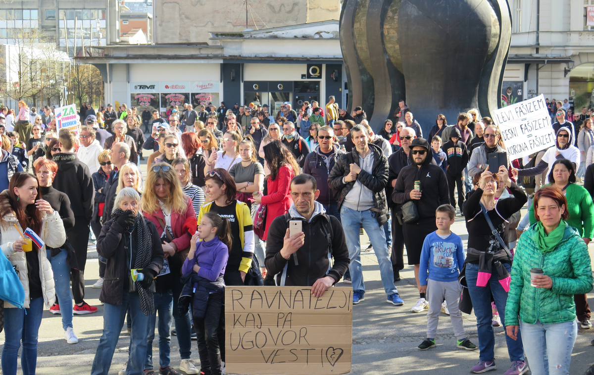 protest Maribor, 10. 4. 2021 | Na Trgu svobode v Mariboru se je danes popoldne zbralo več sto ljudi. | Foto STA