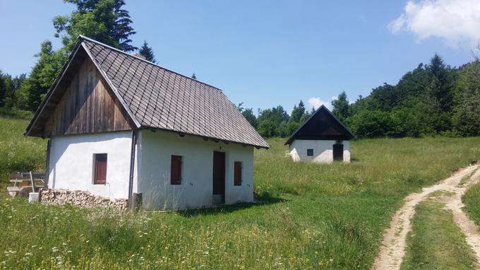 Na poti med prvim razglednikom in Kosijevim domom na Vogarju boste opazili nekaj pastirskih koč, ki so danes večinoma preurejene v počitniške hiše. | Foto: Siol.net/ A. P. K.
