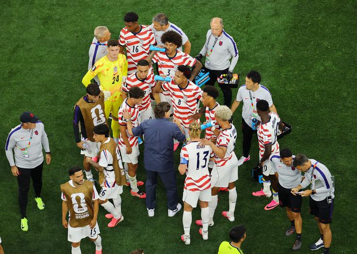 Mauricio Pochettino med posvetom z varovanci med odmorom za hidracijo. | Foto: Reuters